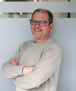 Antonio Fernández, profesional especializado en la preparación de expedientes de vehículos en Valladolid